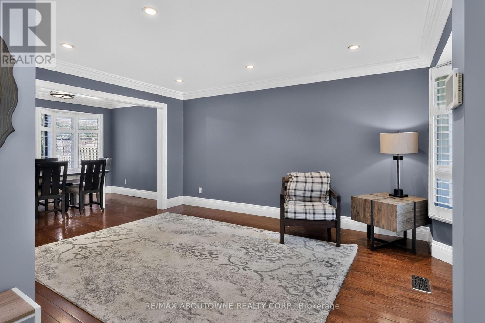 












2102 SALMA CRESCENT

,
Burlington (Headon),




Ontario
L7M3T1

