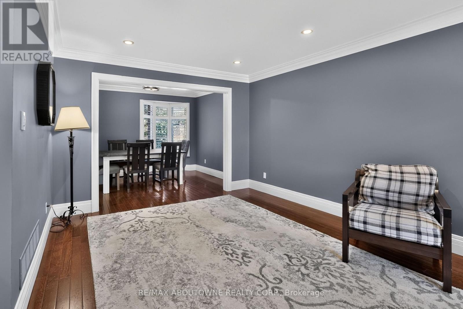 












2102 SALMA CRESCENT

,
Burlington (Headon),




Ontario
L7M3T1

