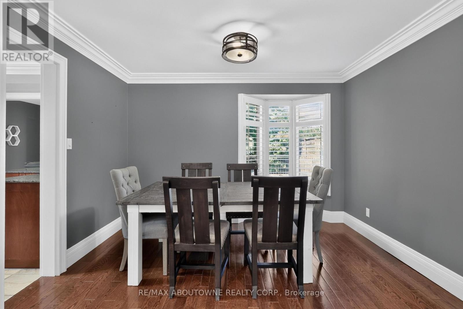 












2102 SALMA CRESCENT

,
Burlington (Headon),




Ontario
L7M3T1

