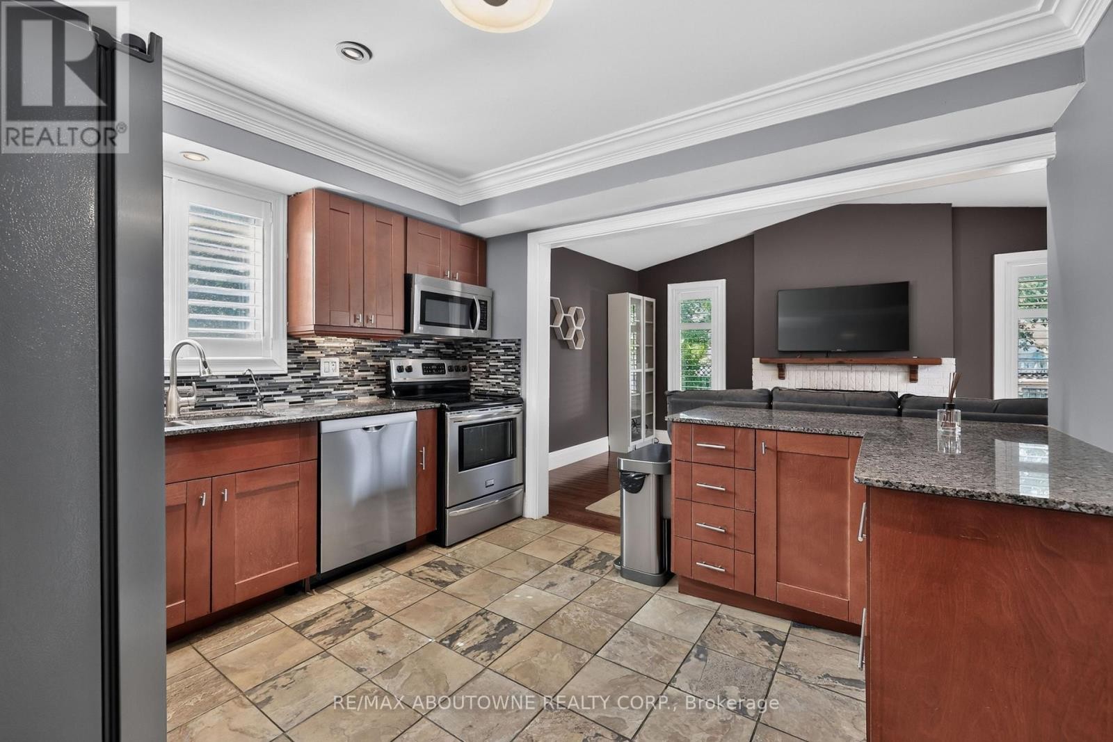 












2102 SALMA CRESCENT

,
Burlington (Headon),




Ontario
L7M3T1

