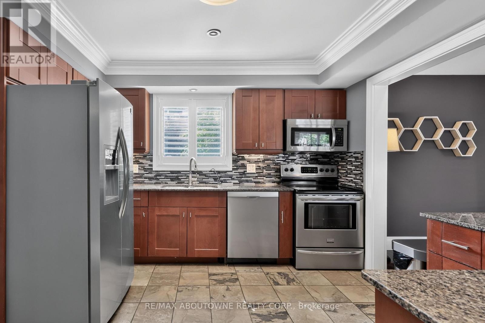 












2102 SALMA CRESCENT

,
Burlington (Headon),




Ontario
L7M3T1


