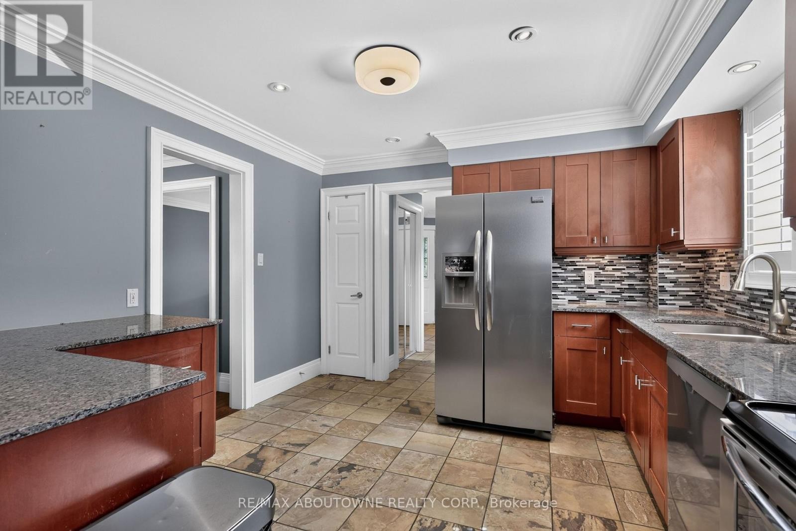 












2102 SALMA CRESCENT

,
Burlington (Headon),




Ontario
L7M3T1

