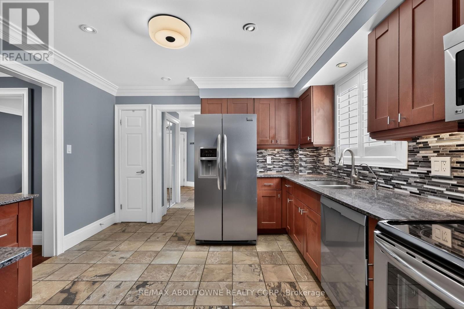 












2102 SALMA CRESCENT

,
Burlington (Headon),




Ontario
L7M3T1

