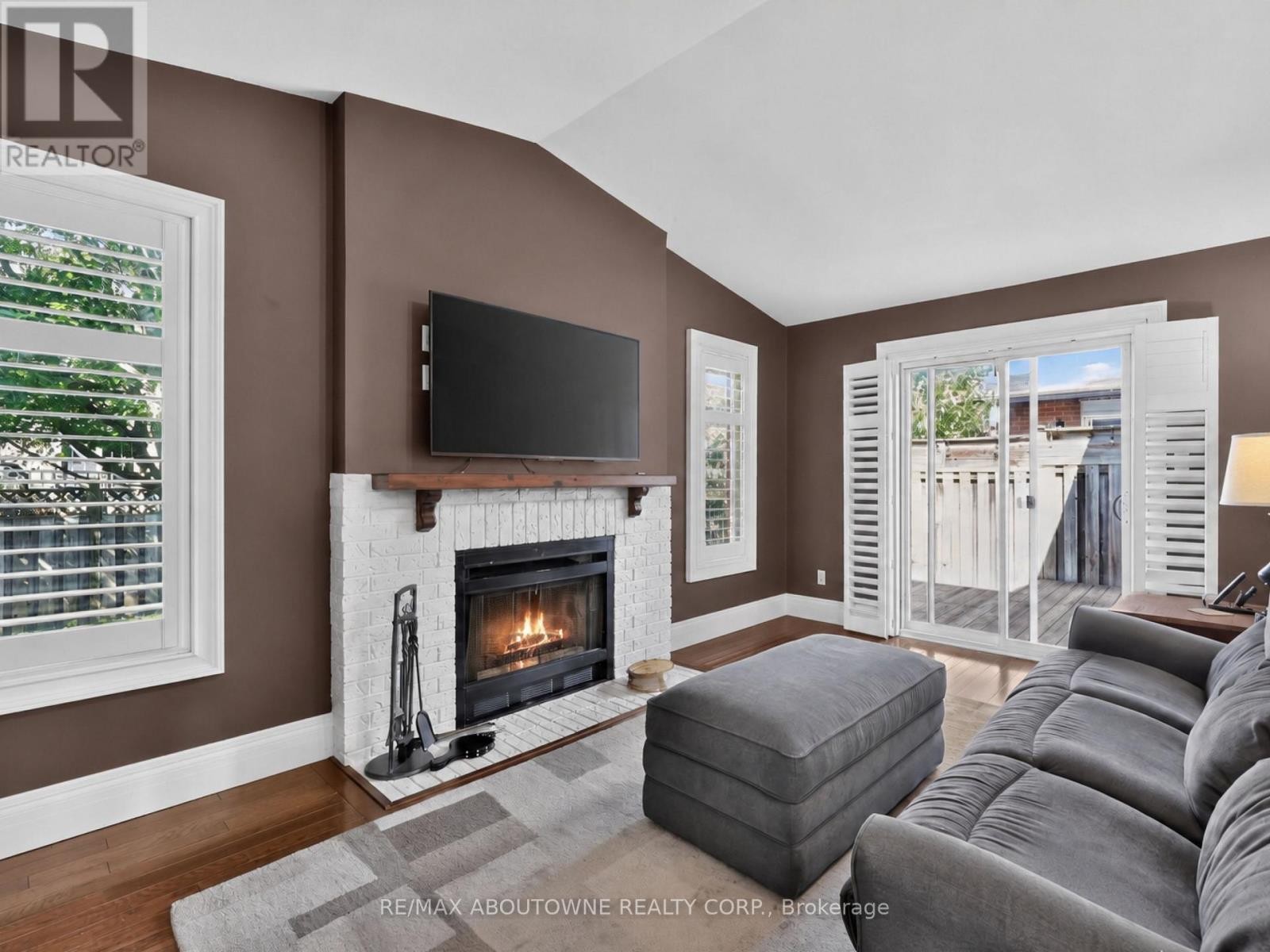 












2102 SALMA CRESCENT

,
Burlington (Headon),




Ontario
L7M3T1

