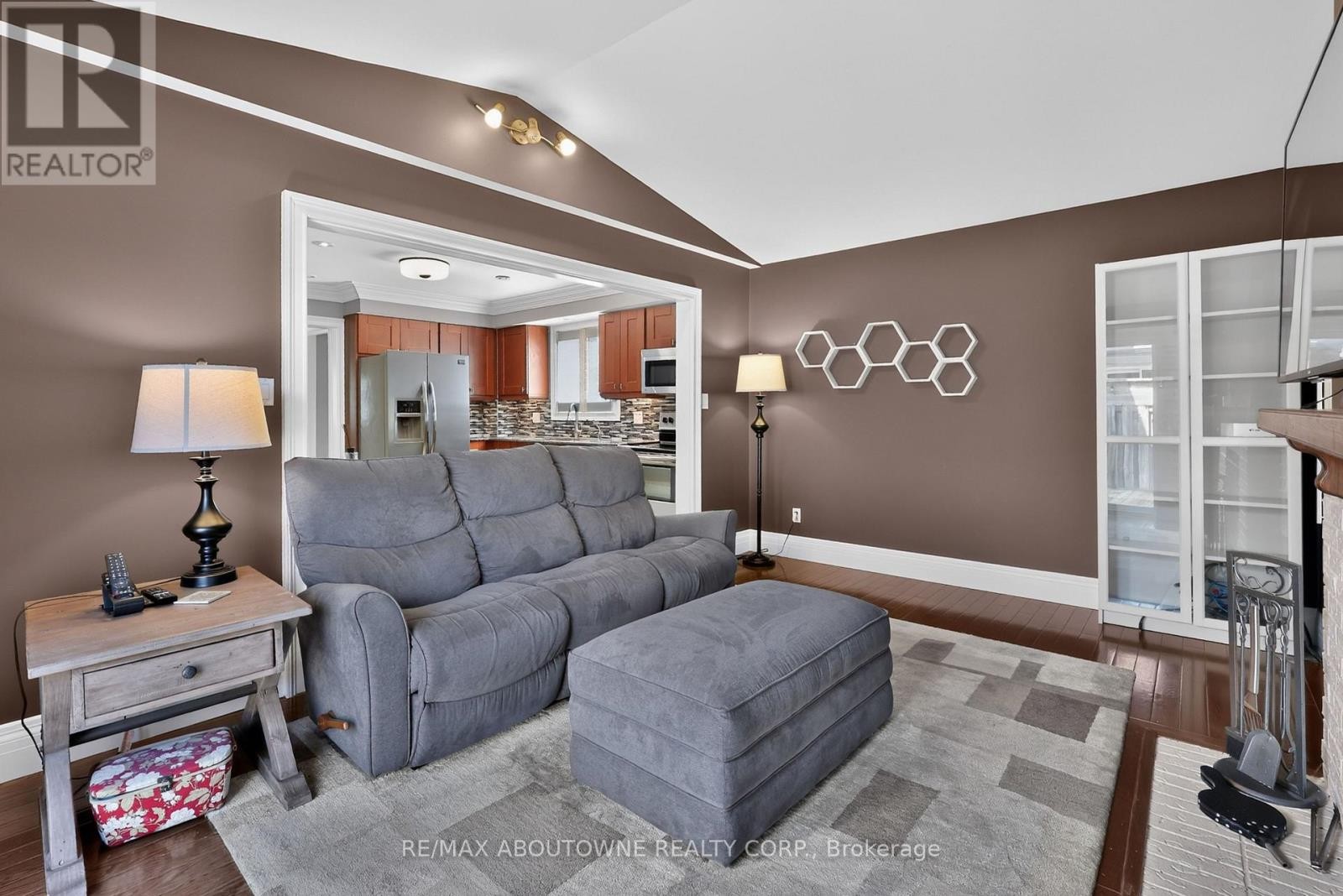 












2102 SALMA CRESCENT

,
Burlington (Headon),




Ontario
L7M3T1

