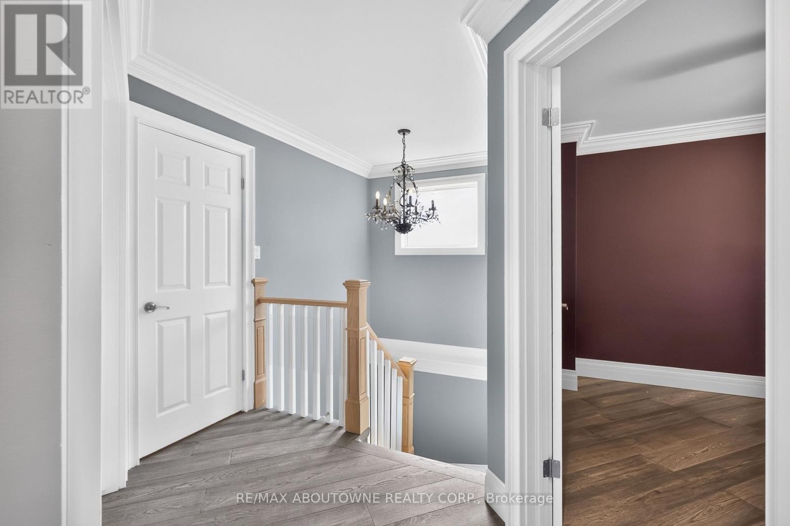 












2102 SALMA CRESCENT

,
Burlington (Headon),




Ontario
L7M3T1

