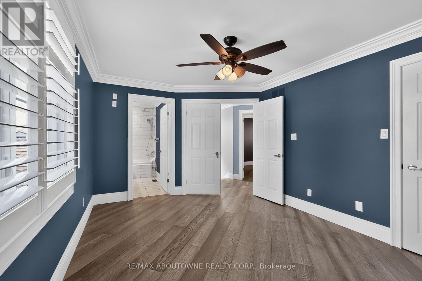 












2102 SALMA CRESCENT

,
Burlington (Headon),




Ontario
L7M3T1

