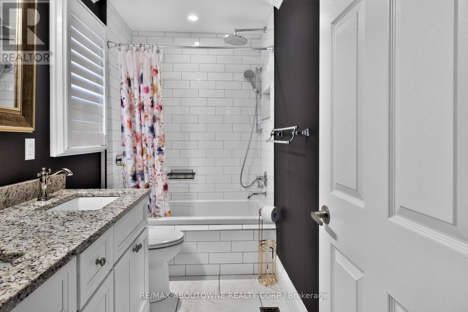 












2102 SALMA CRESCENT

,
Burlington (Headon),




Ontario
L7M3T1

