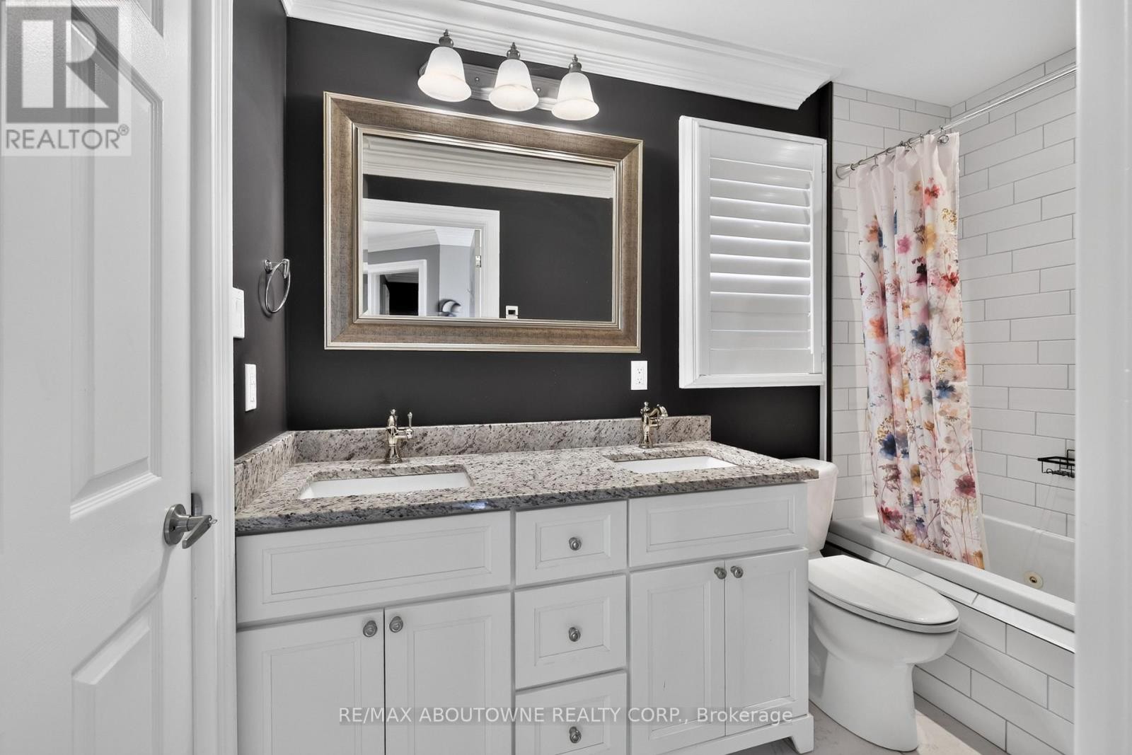 












2102 SALMA CRESCENT

,
Burlington (Headon),




Ontario
L7M3T1


