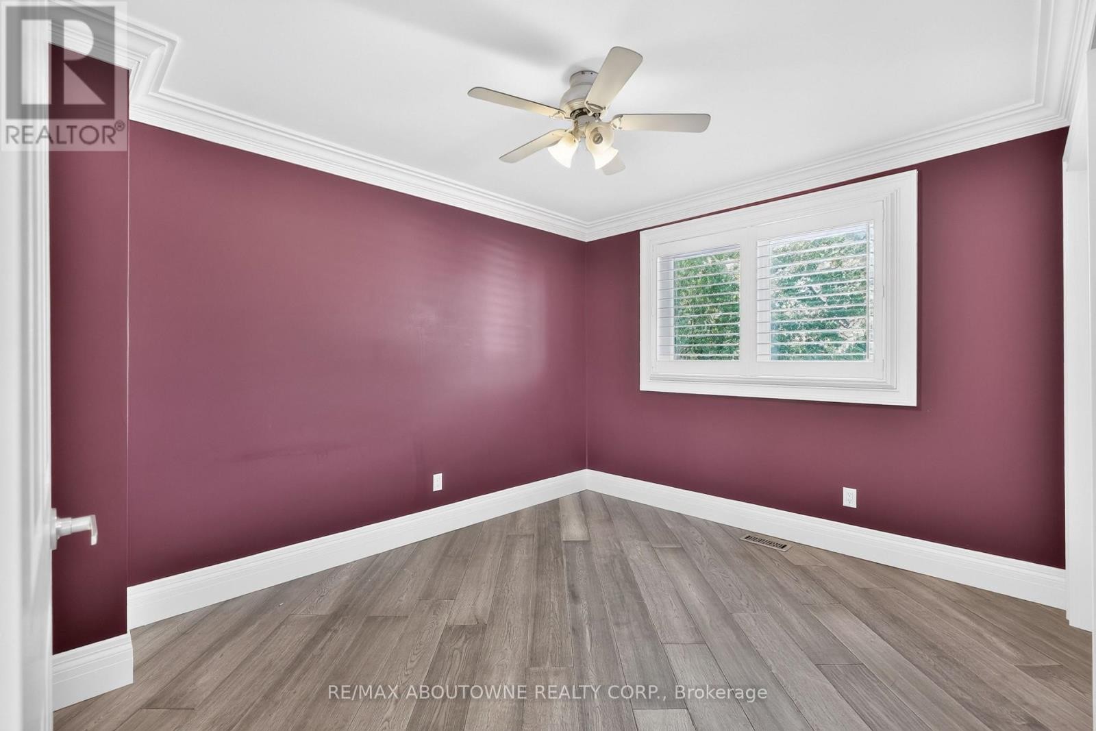 












2102 SALMA CRESCENT

,
Burlington (Headon),




Ontario
L7M3T1

