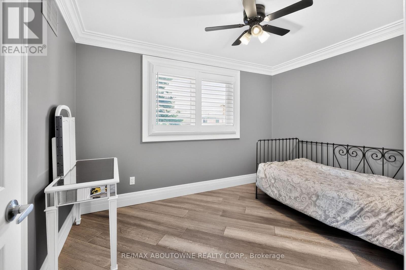 












2102 SALMA CRESCENT

,
Burlington (Headon),




Ontario
L7M3T1


