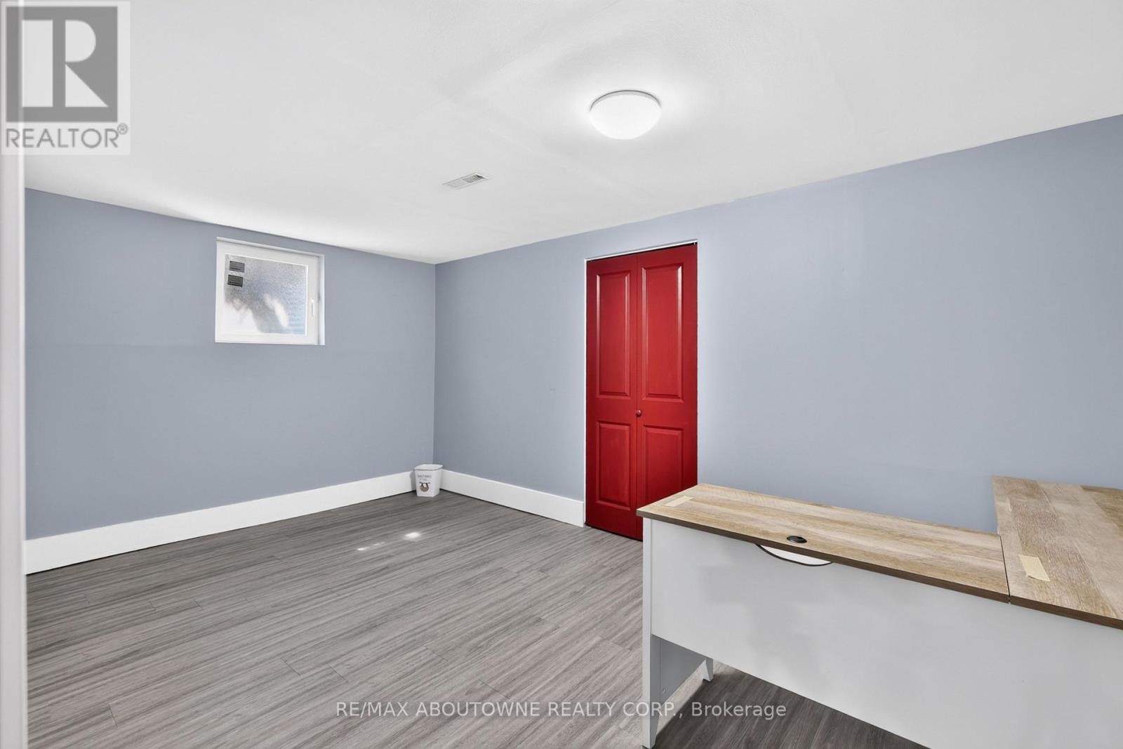 












2102 SALMA CRESCENT

,
Burlington (Headon),




Ontario
L7M3T1

