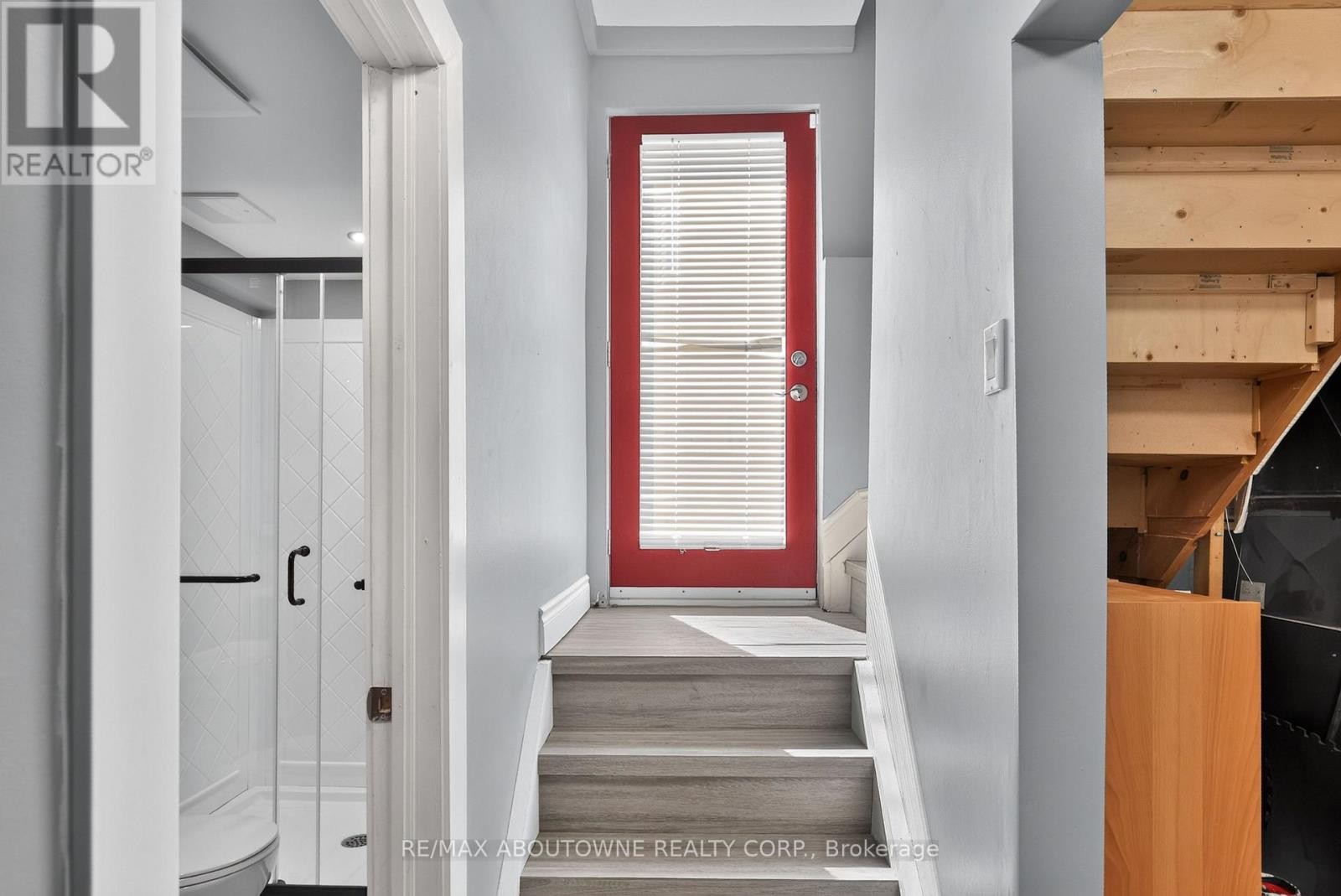 












2102 SALMA CRESCENT

,
Burlington (Headon),




Ontario
L7M3T1

