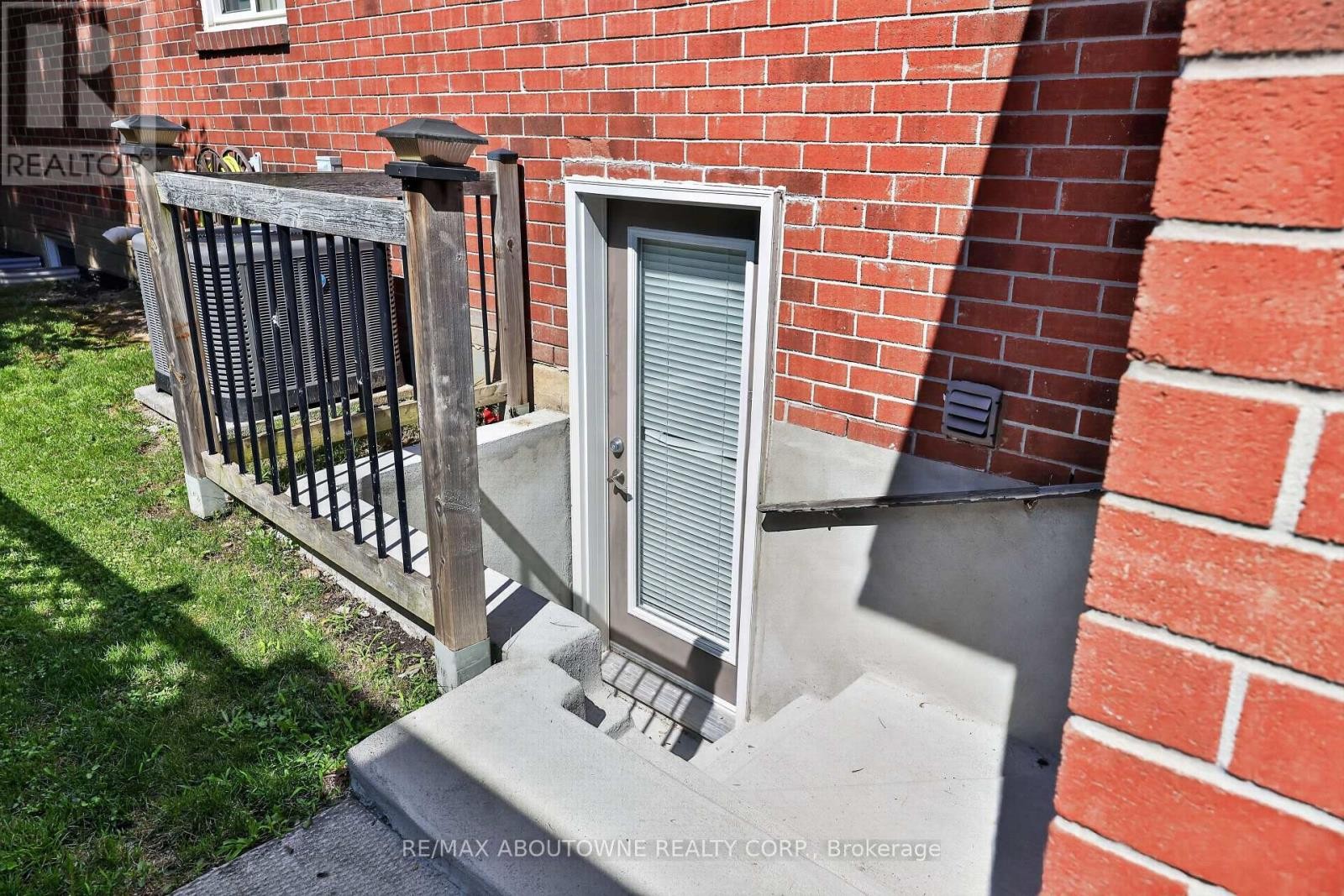 












2102 SALMA CRESCENT

,
Burlington (Headon),




Ontario
L7M3T1

