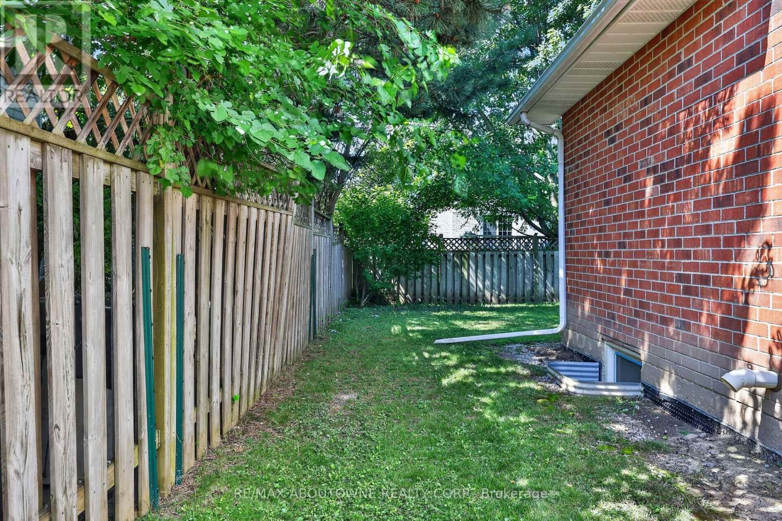 












2102 SALMA CRESCENT

,
Burlington (Headon),




Ontario
L7M3T1

