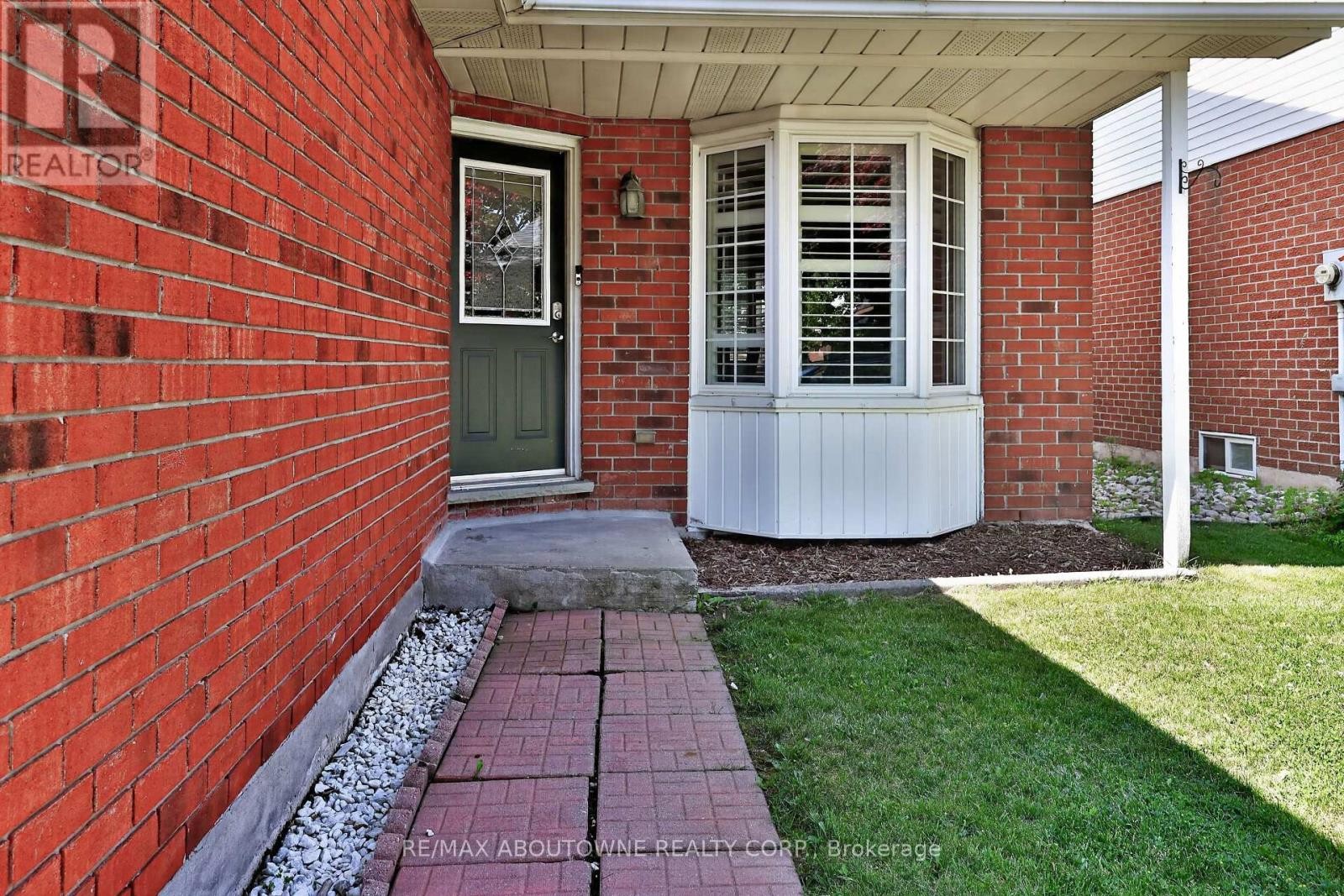 












2102 SALMA CRESCENT

,
Burlington (Headon),




Ontario
L7M3T1

