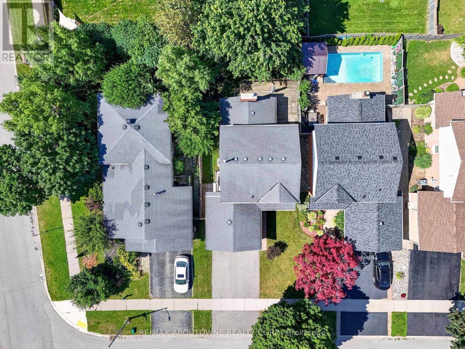 












2102 SALMA CRESCENT

,
Burlington (Headon),




Ontario
L7M3T1

