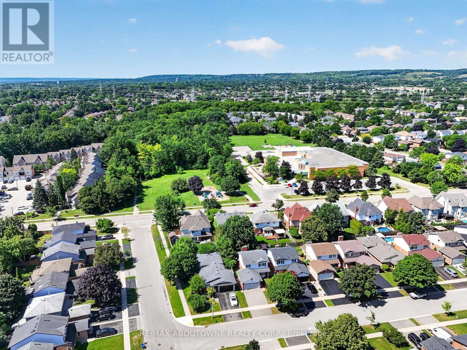 












2102 SALMA CRESCENT

,
Burlington (Headon),




Ontario
L7M3T1

