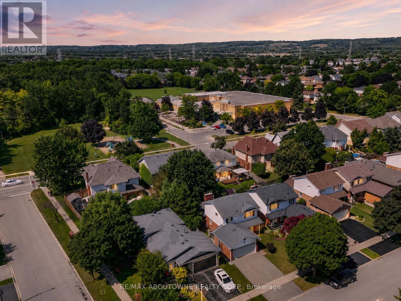 












2102 SALMA CRESCENT

,
Burlington (Headon),




Ontario
L7M3T1

