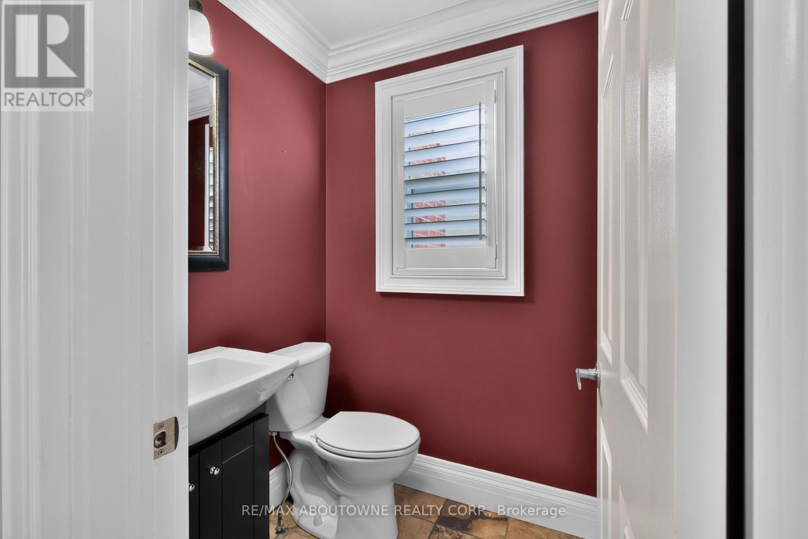 












2102 SALMA CRESCENT

,
Burlington (Headon),




Ontario
L7M3T1

