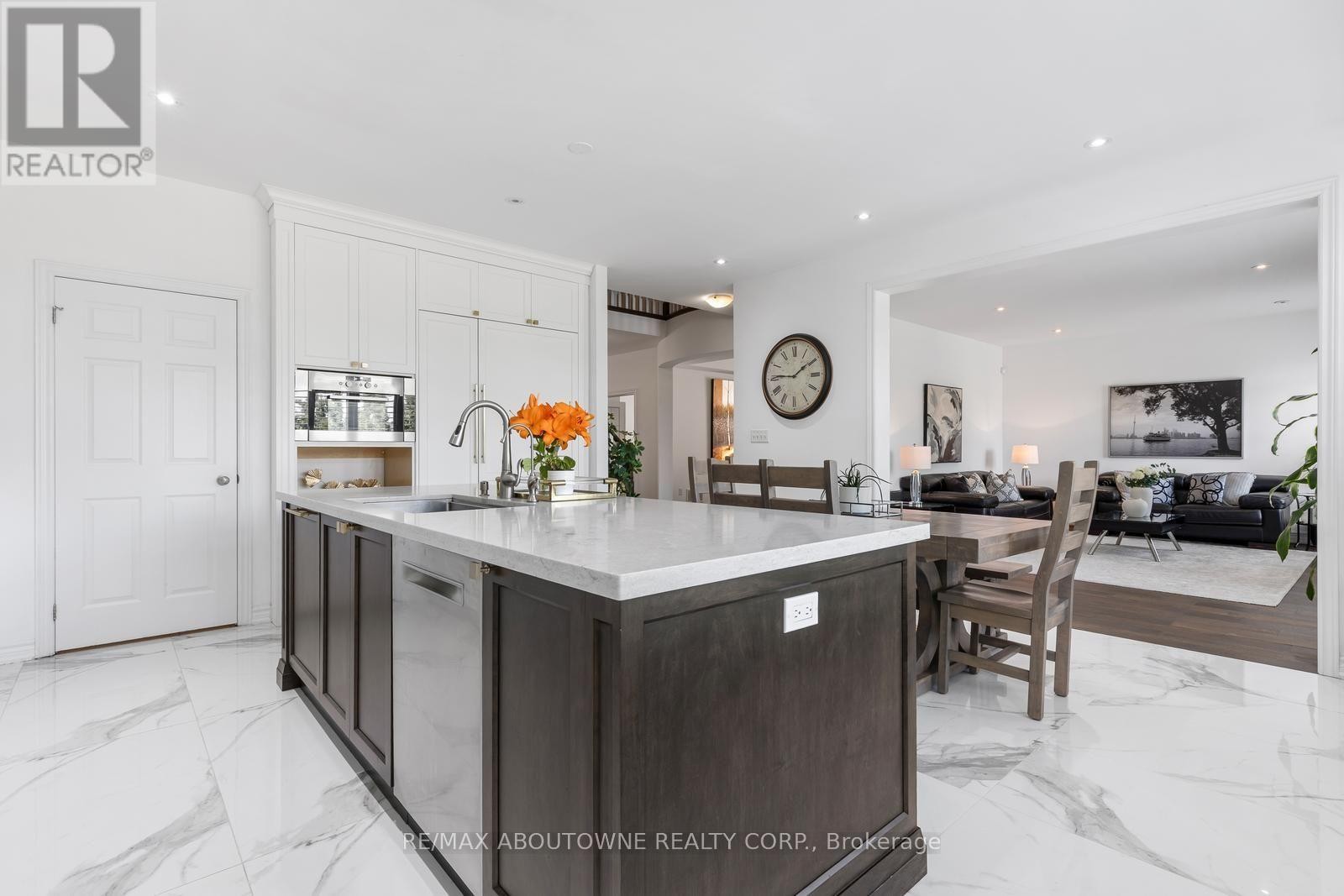 












3308 LIPTAY AVENUE

,
Oakville (BC Bronte Creek),




Ontario
L6M0N1

