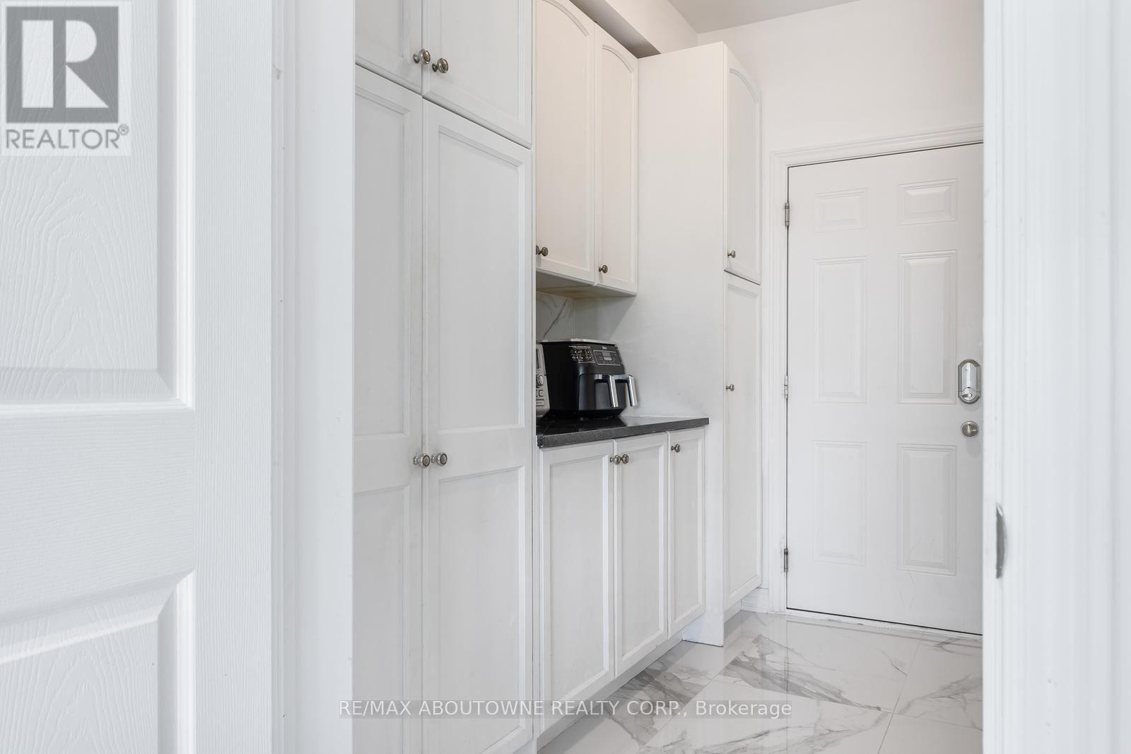 












3308 LIPTAY AVENUE

,
Oakville (BC Bronte Creek),




Ontario
L6M0N1

