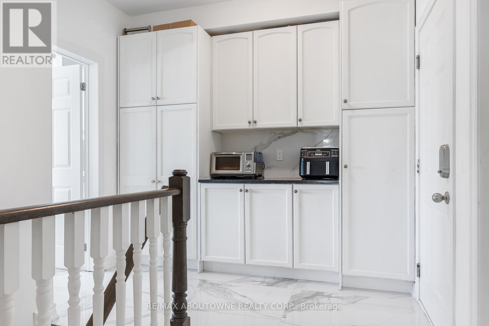 












3308 LIPTAY AVENUE

,
Oakville (BC Bronte Creek),




Ontario
L6M0N1

