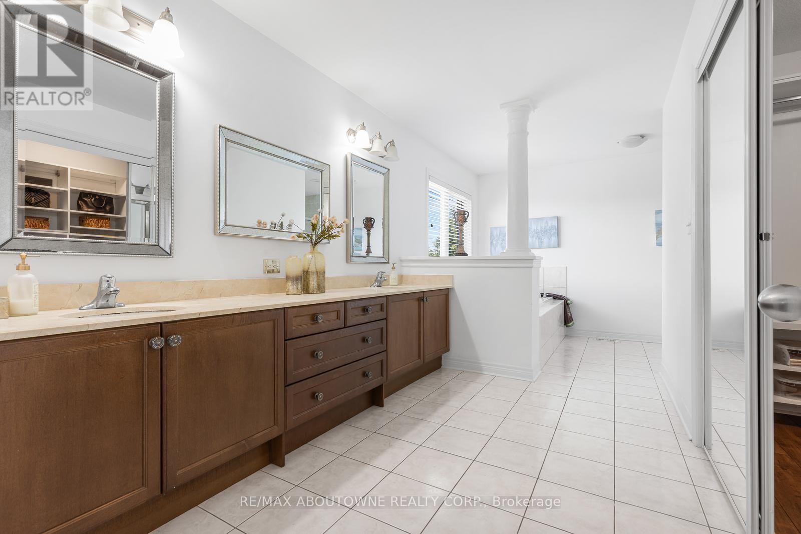 












3308 LIPTAY AVENUE

,
Oakville (BC Bronte Creek),




Ontario
L6M0N1

