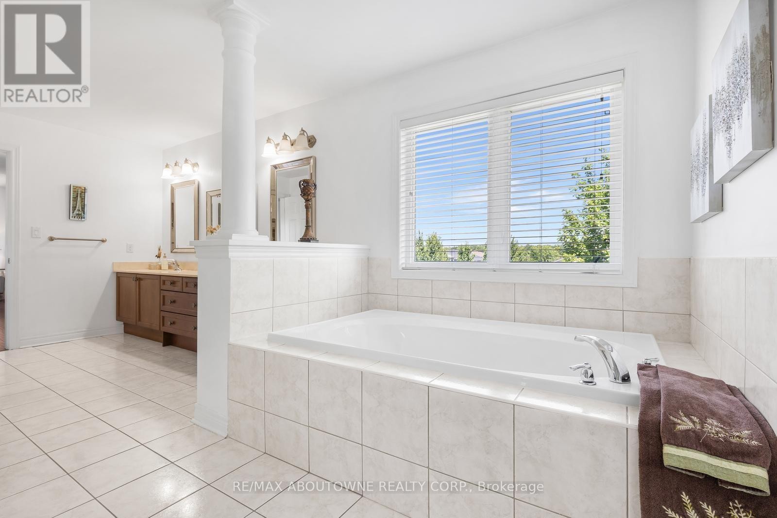 












3308 LIPTAY AVENUE

,
Oakville (BC Bronte Creek),




Ontario
L6M0N1

