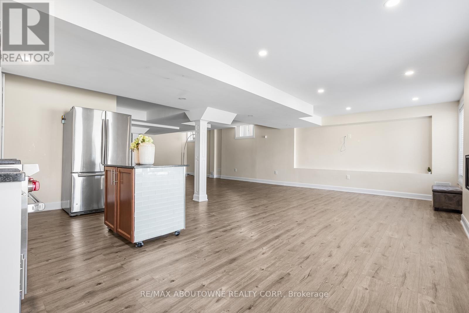 












3308 LIPTAY AVENUE

,
Oakville (BC Bronte Creek),




Ontario
L6M0N1

