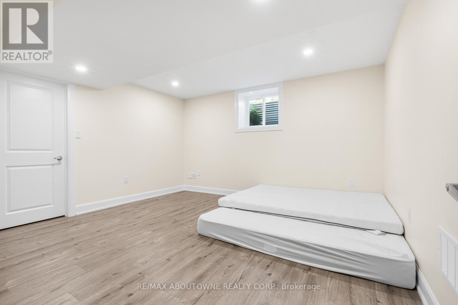 












3308 LIPTAY AVENUE

,
Oakville (BC Bronte Creek),




Ontario
L6M0N1

