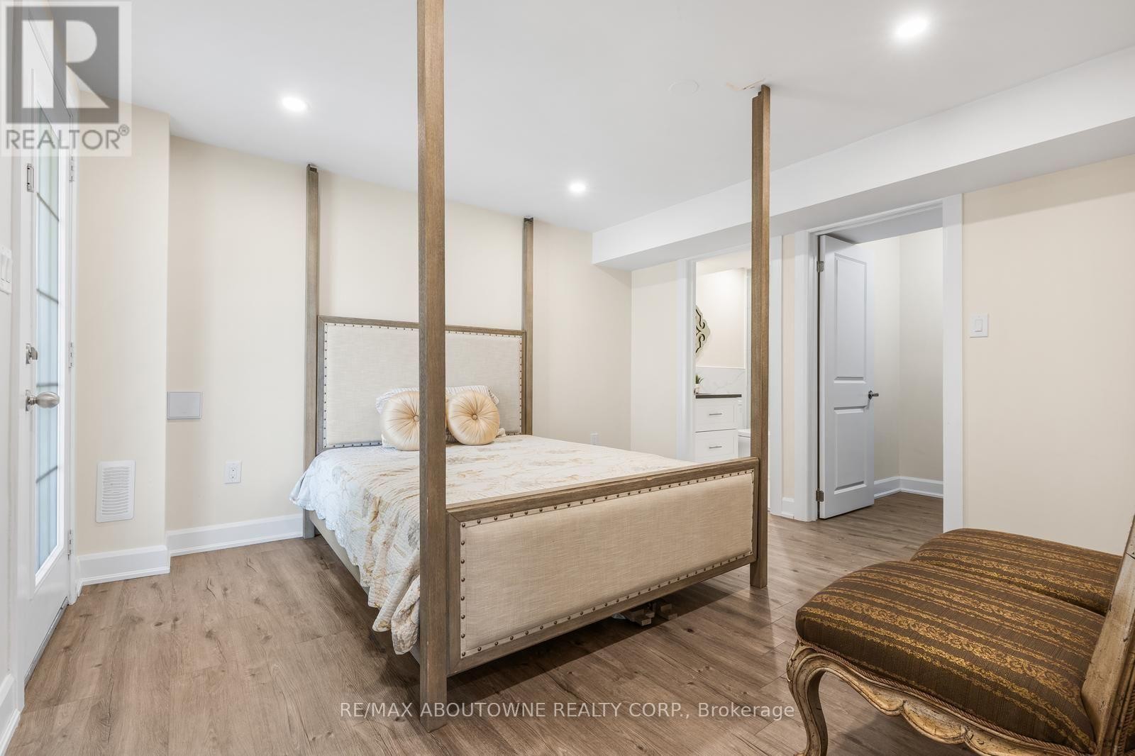 












3308 LIPTAY AVENUE

,
Oakville (BC Bronte Creek),




Ontario
L6M0N1

