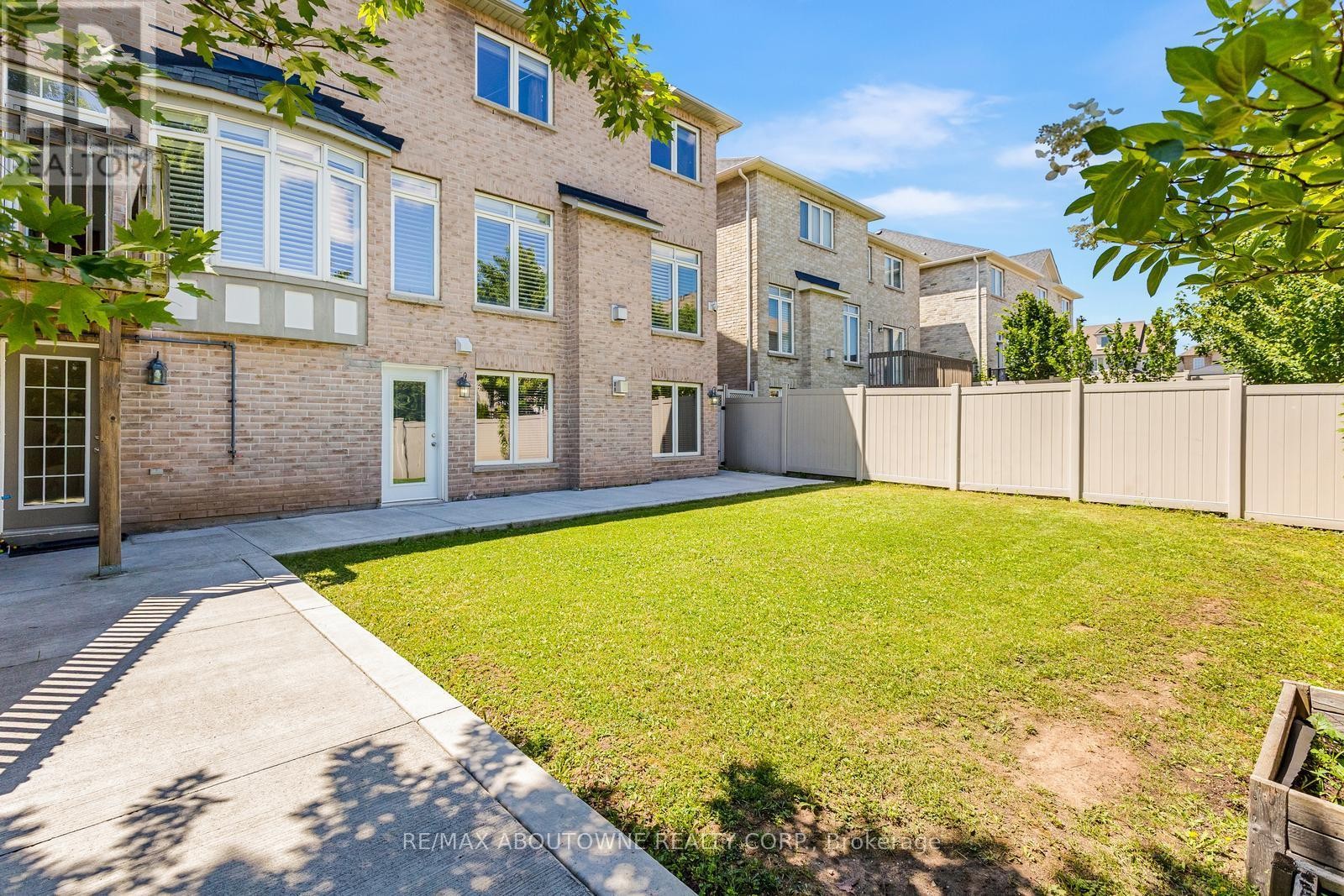 












3308 LIPTAY AVENUE

,
Oakville (BC Bronte Creek),




Ontario
L6M0N1

