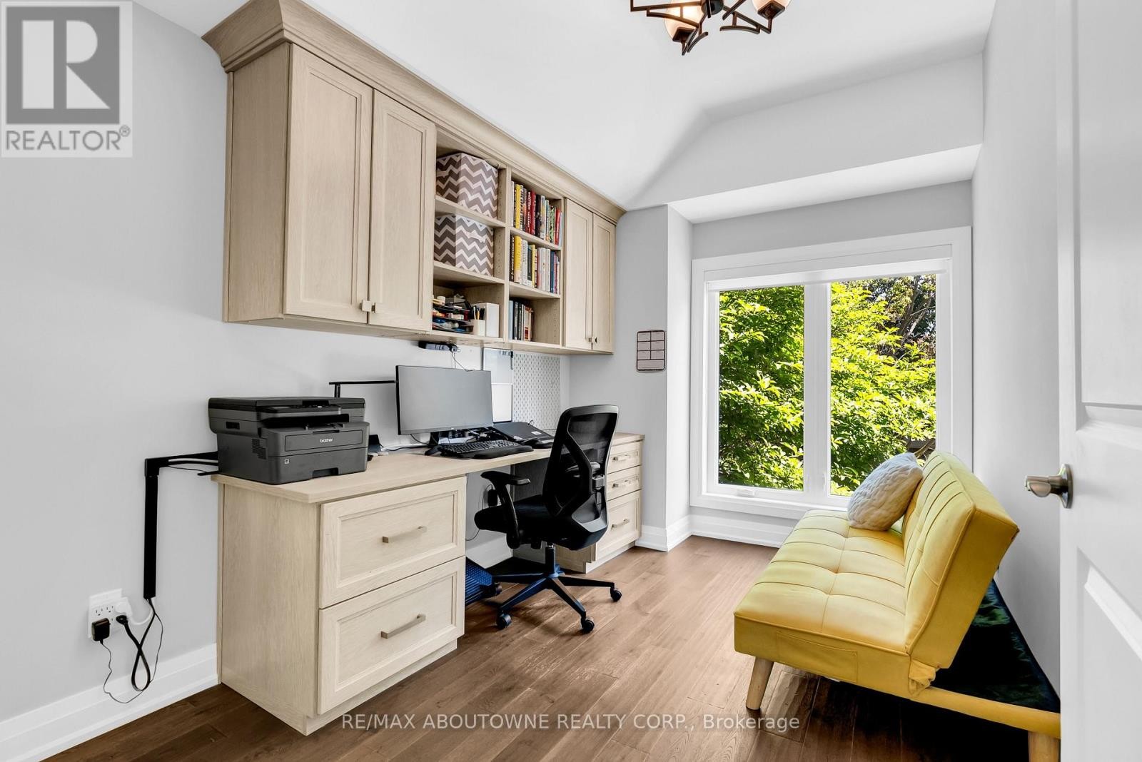 












428 BROOKMILL ROAD

,
Oakville (FD Ford),




Ontario
L6J5K5

