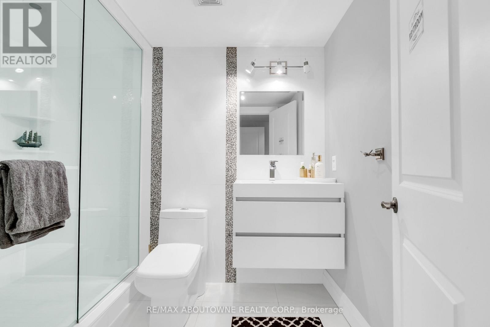 












428 BROOKMILL ROAD

,
Oakville (FD Ford),




Ontario
L6J5K5

