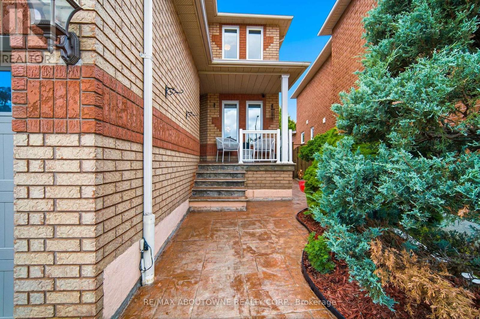 












5184 RED BRUSH DRIVE

,
Mississauga (Hurontario),




Ontario
L4Z3Z8

