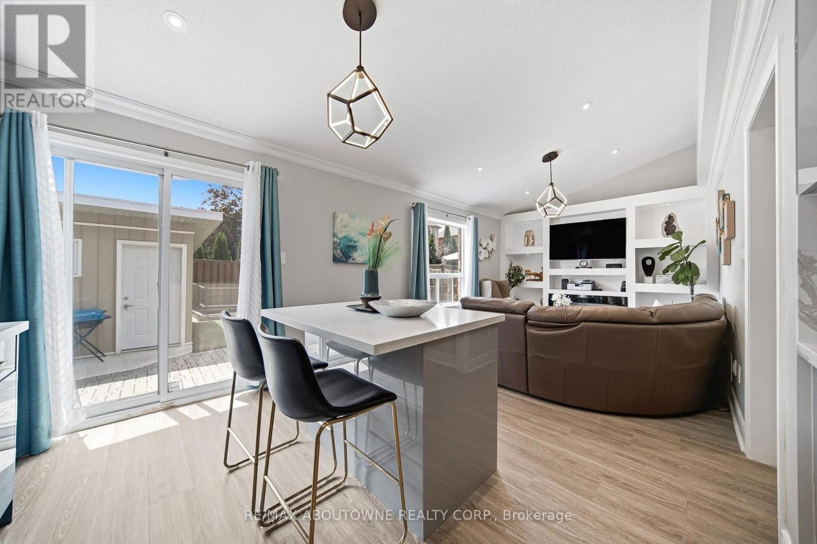 












5184 RED BRUSH DRIVE

,
Mississauga (Hurontario),




Ontario
L4Z3Z8

