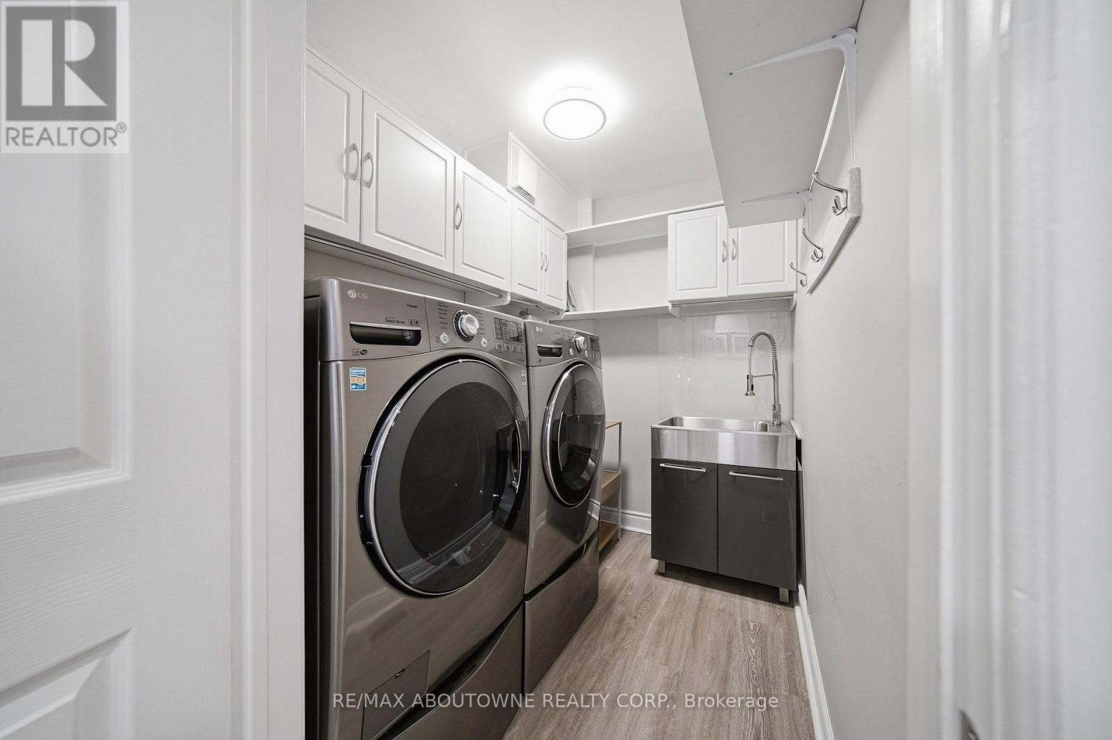 












5184 RED BRUSH DRIVE

,
Mississauga (Hurontario),




Ontario
L4Z3Z8

