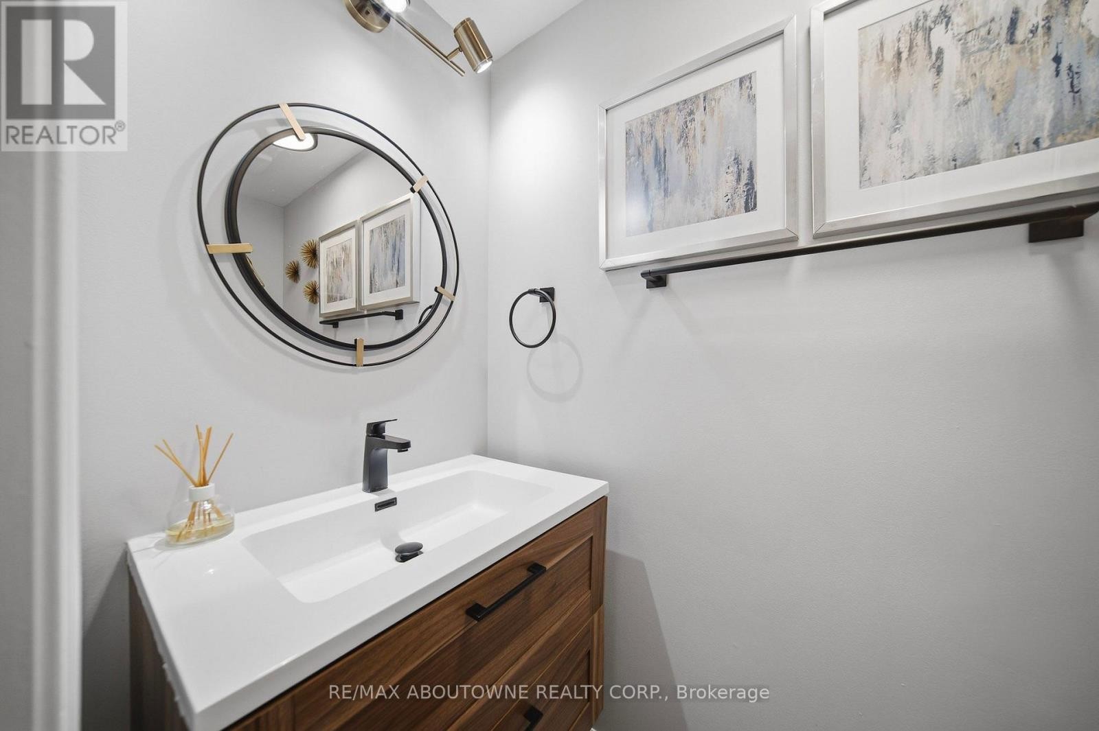 












5184 RED BRUSH DRIVE

,
Mississauga (Hurontario),




Ontario
L4Z3Z8

