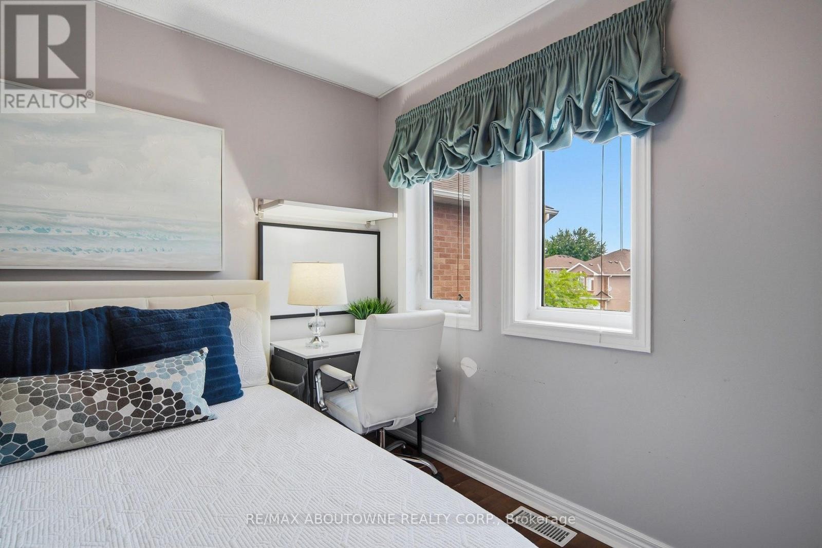 












5184 RED BRUSH DRIVE

,
Mississauga (Hurontario),




Ontario
L4Z3Z8

