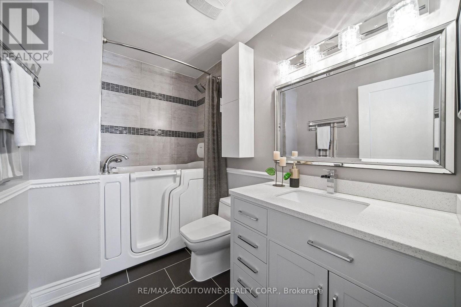 












5184 RED BRUSH DRIVE

,
Mississauga (Hurontario),




Ontario
L4Z3Z8

