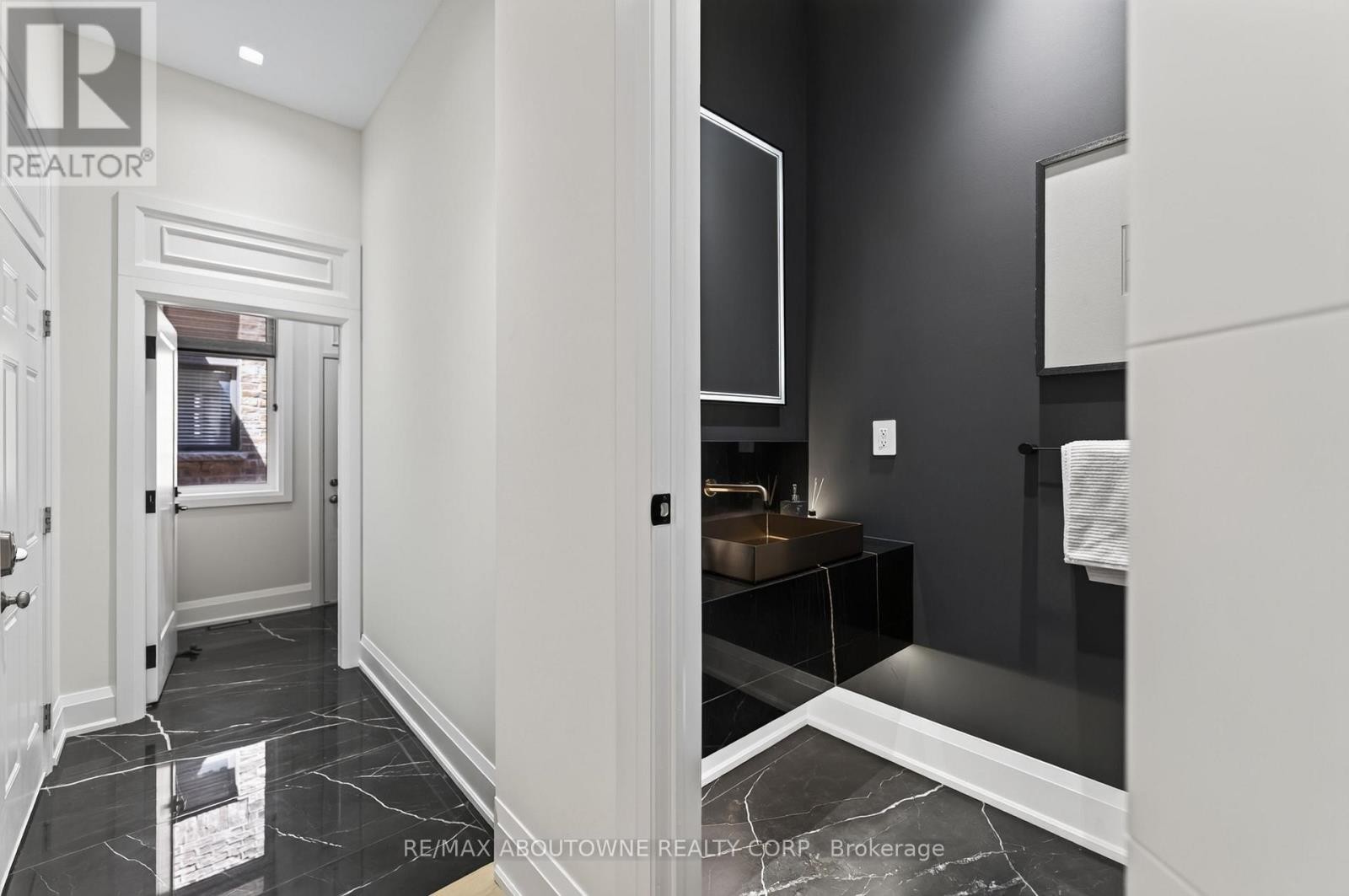 












197 POLLY DRIVE

,
Oakville (GO Glenorchy),




Ontario
L6M5K2


