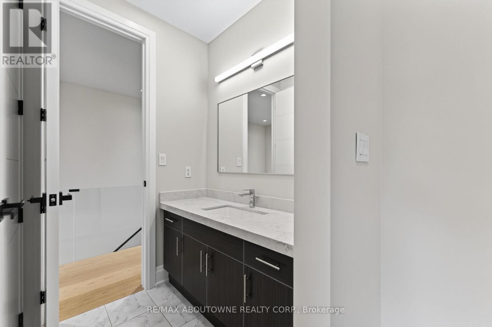 












197 POLLY DRIVE

,
Oakville (GO Glenorchy),




Ontario
L6M5K2

