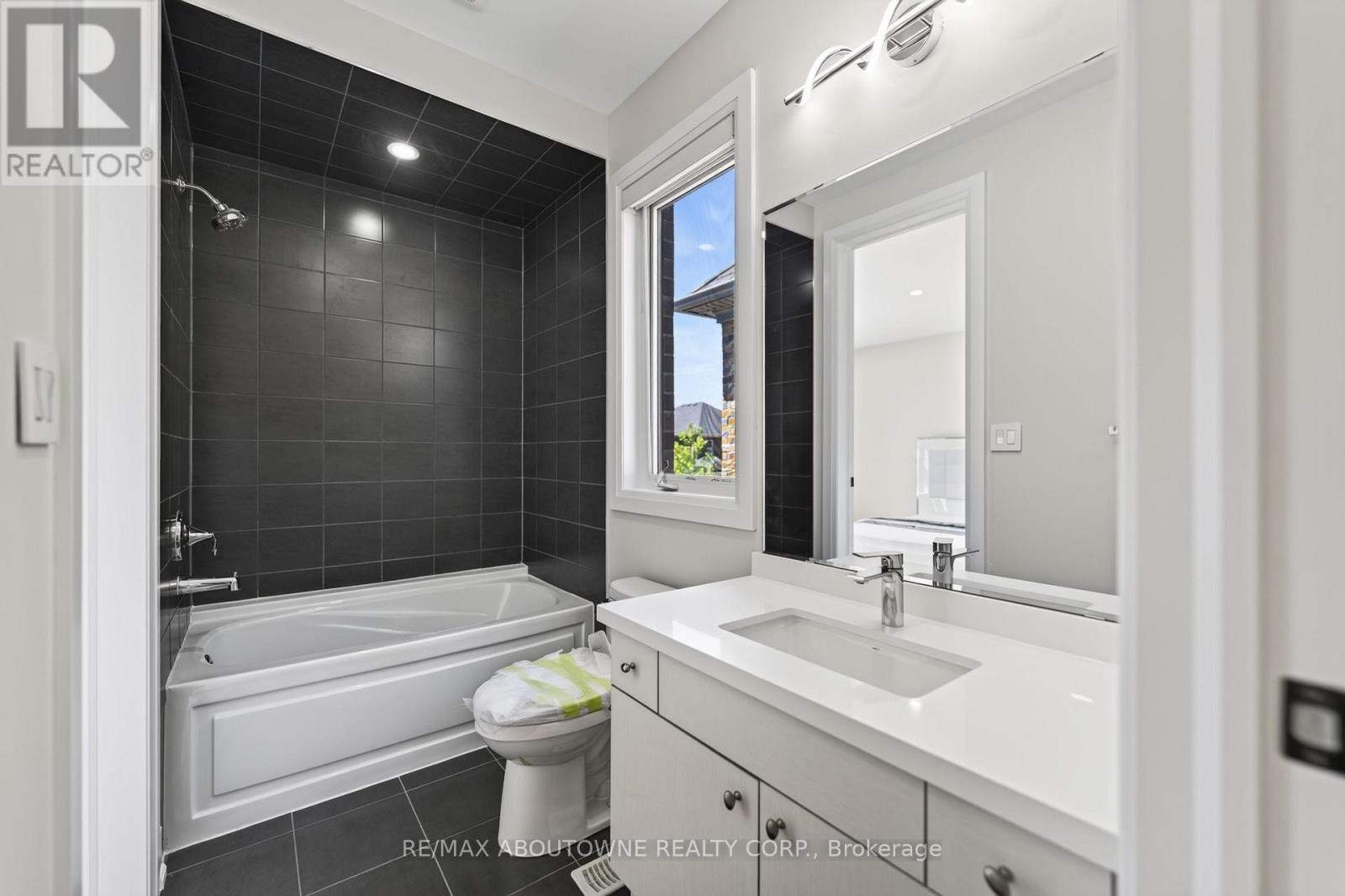 












197 POLLY DRIVE

,
Oakville (GO Glenorchy),




Ontario
L6M5K2

