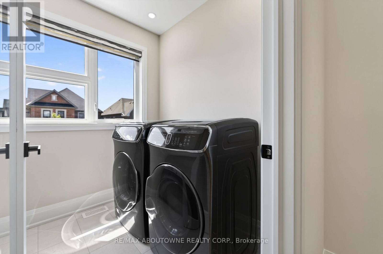 












197 POLLY DRIVE

,
Oakville (GO Glenorchy),




Ontario
L6M5K2

