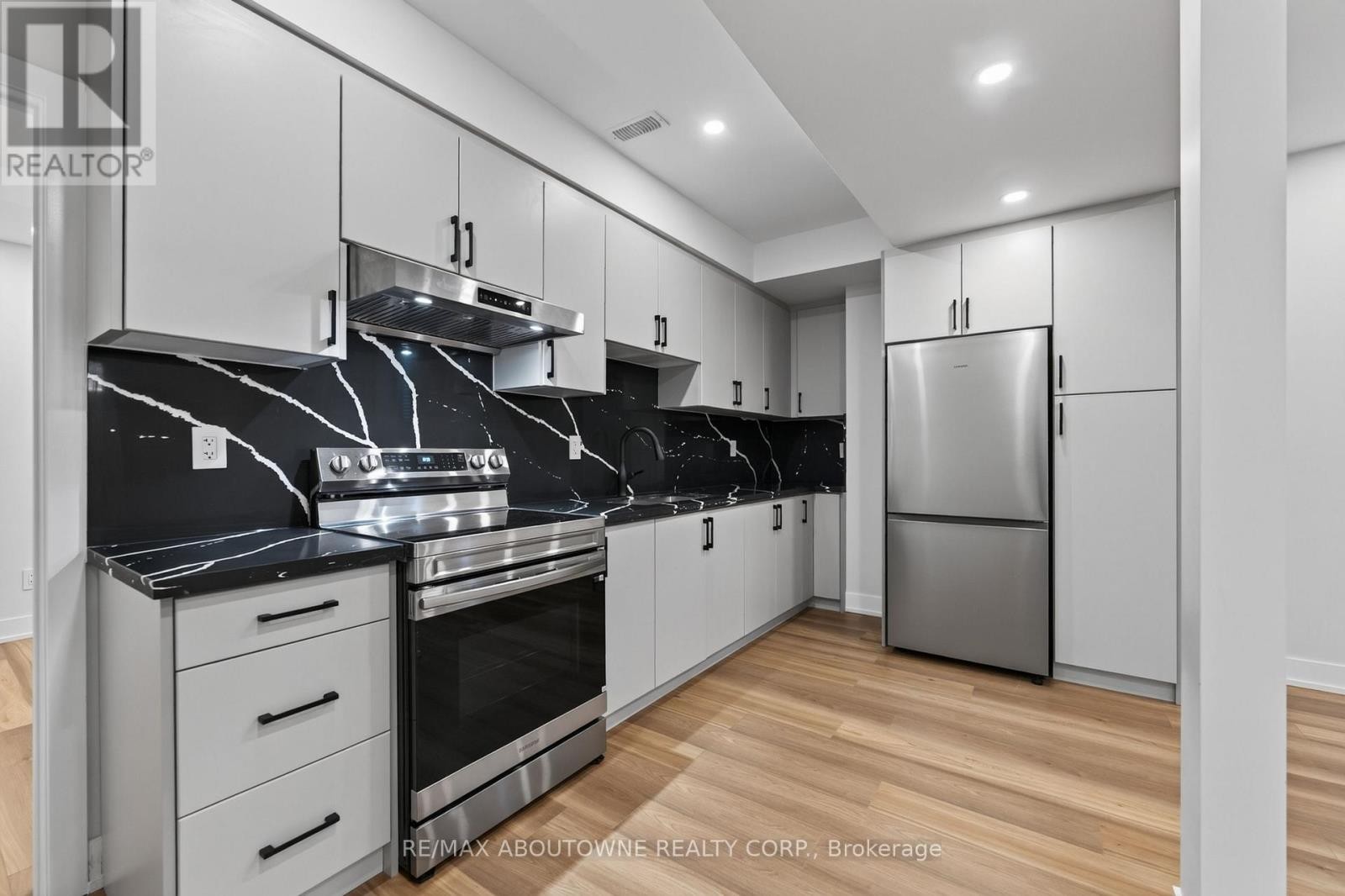 












197 POLLY DRIVE

,
Oakville (GO Glenorchy),




Ontario
L6M5K2

