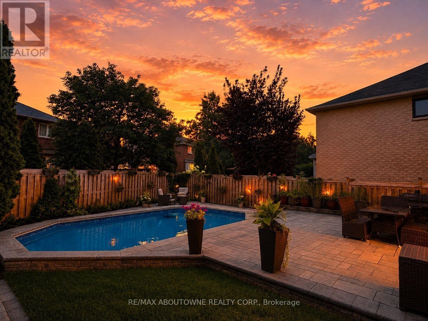 












2216 NORFOLK DRIVE

,
Oakville (RO River Oaks),




Ontario
L6H6H4

