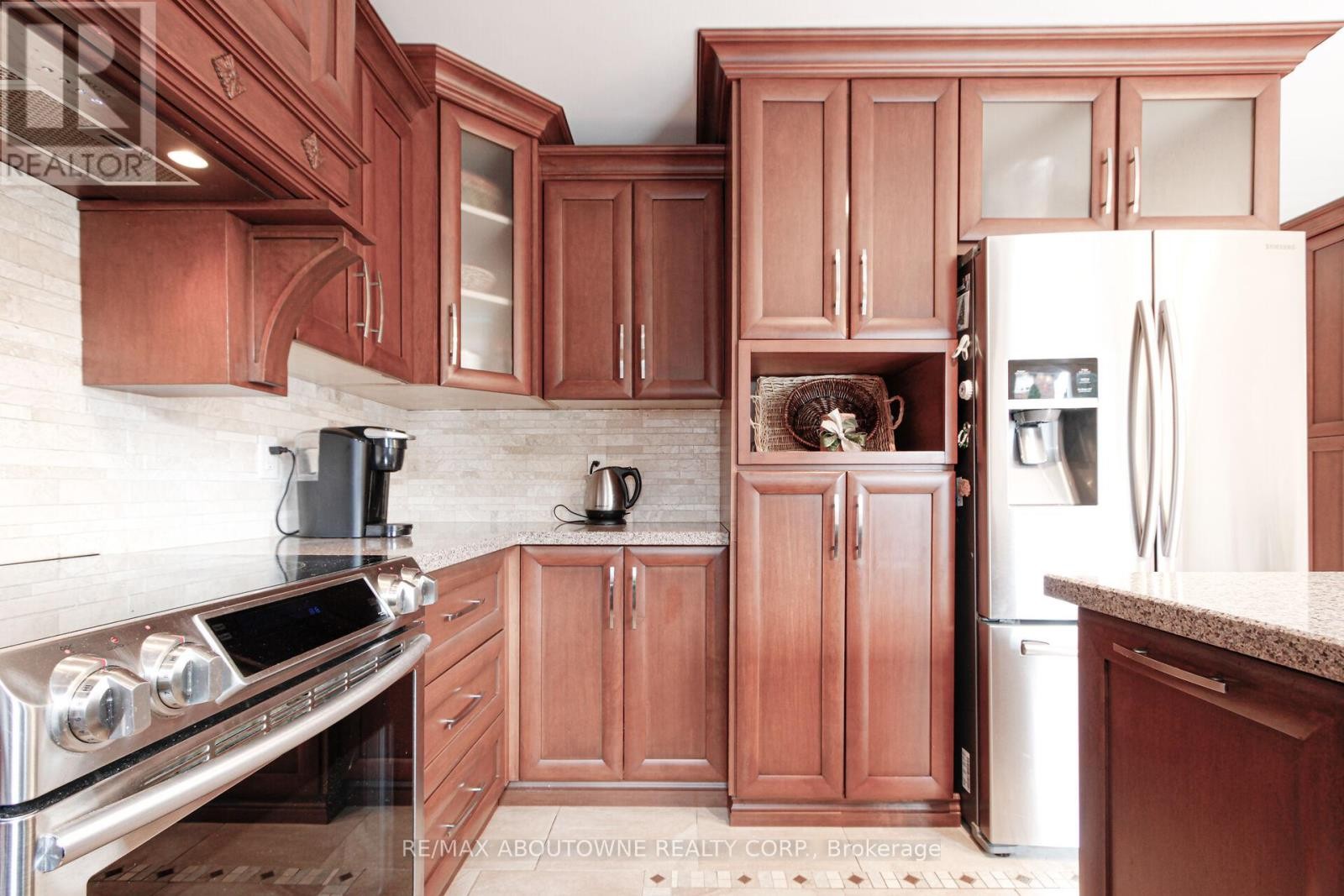 












2216 NORFOLK DRIVE

,
Oakville (RO River Oaks),




Ontario
L6H6H4

