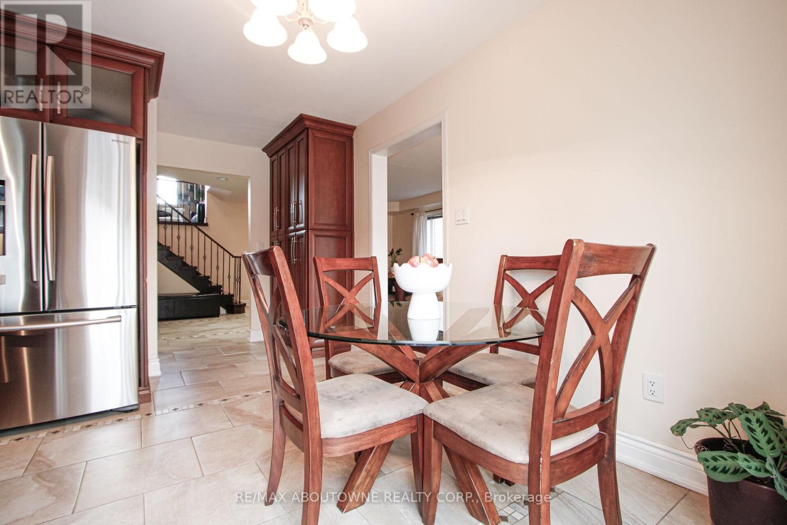 












2216 NORFOLK DRIVE

,
Oakville (RO River Oaks),




Ontario
L6H6H4

