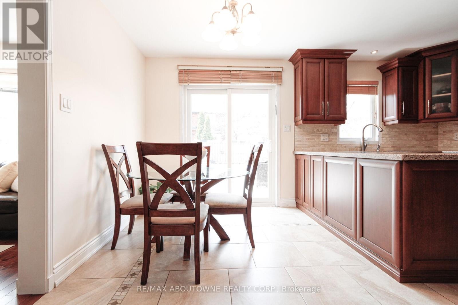 












2216 NORFOLK DRIVE

,
Oakville (RO River Oaks),




Ontario
L6H6H4


